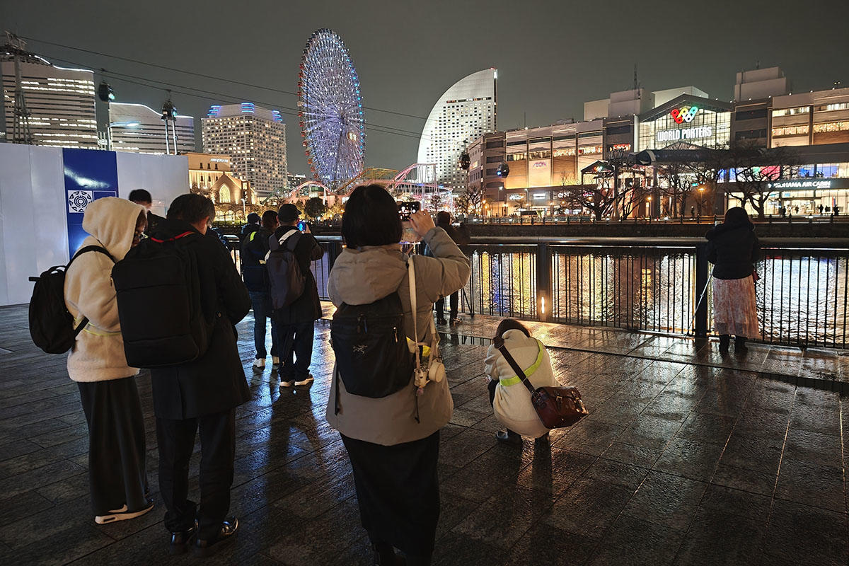 夜景フォトウォークで撮影している様子