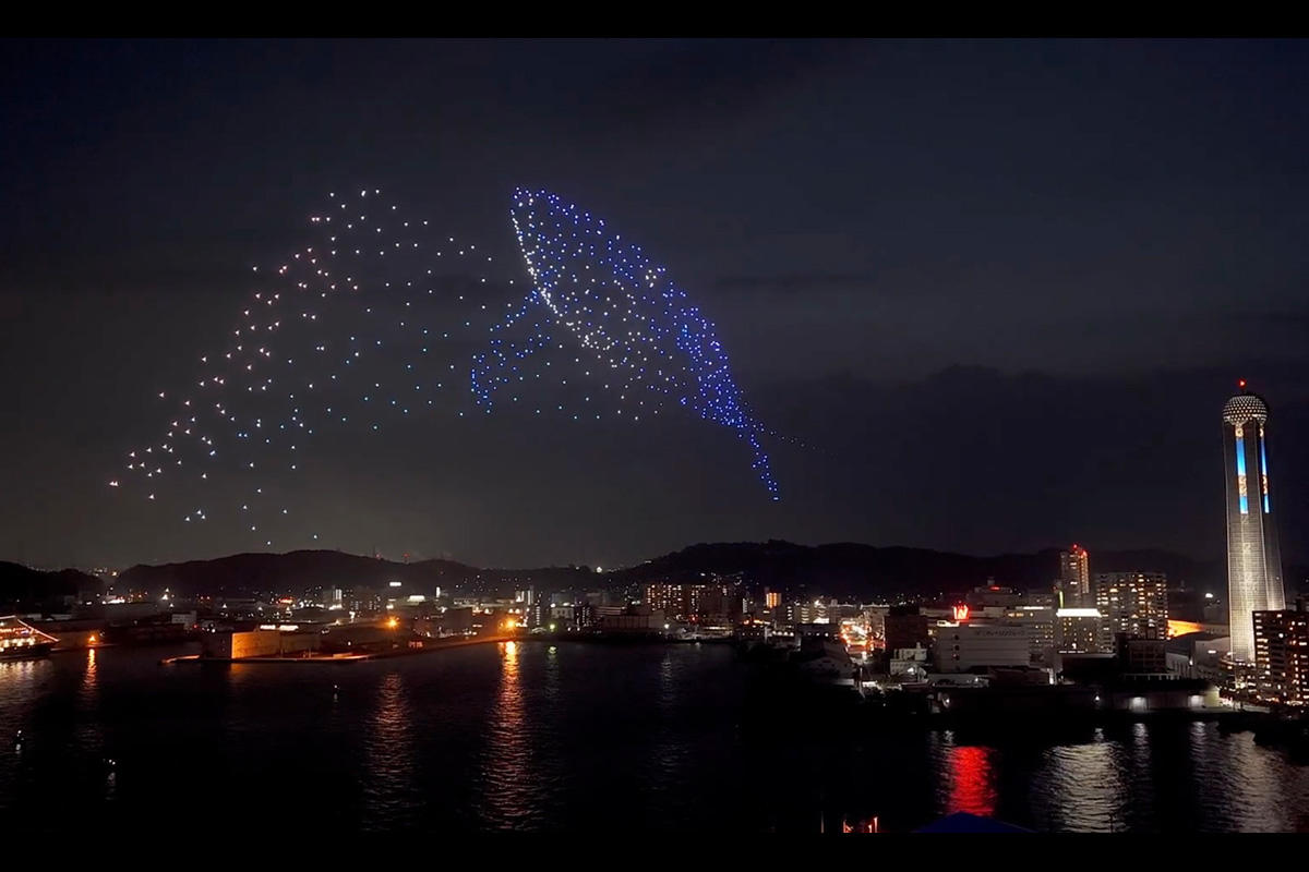 第42回関門海峡花火大会でドローンショー、900機が下関の夜空を彩る