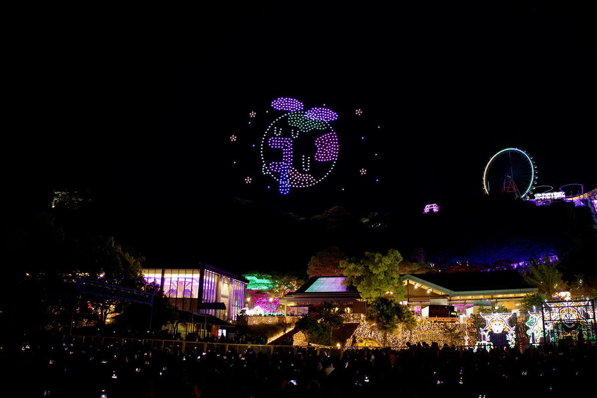 500機のドローンが夜空にたまごっち星を描いたドローンショーの様子