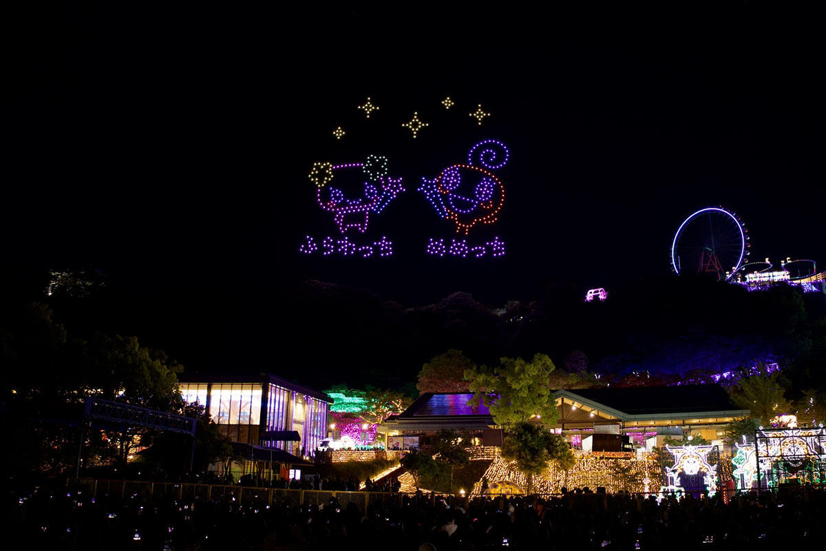 ふらわっちとめめっちが夜空に描かれたドローンショーのシーン