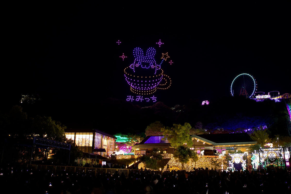 みみっちが夜空に大きく描かれたドローンショーのシーン