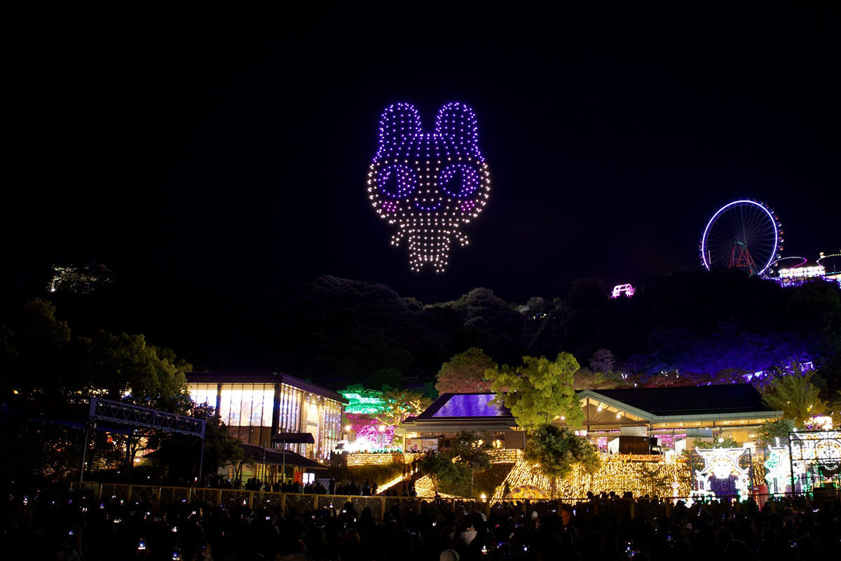 まめっちが夜空いっぱいに大きく描かれたドローンショーのクライマックスシーン