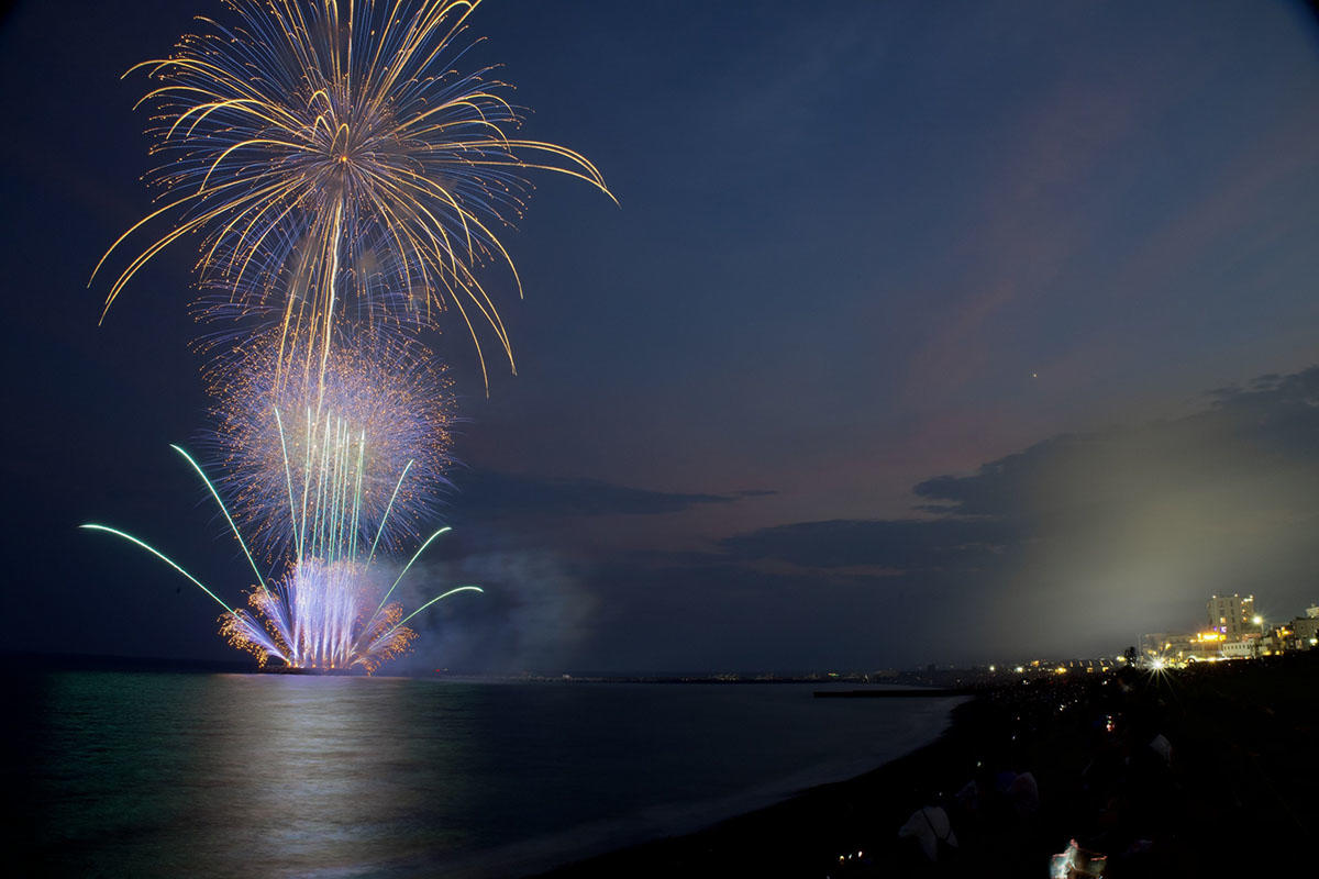 【現地取材】「第52回サザンビーチちがさき花火大会」レポート　海辺に響いた2年ぶりの大輪