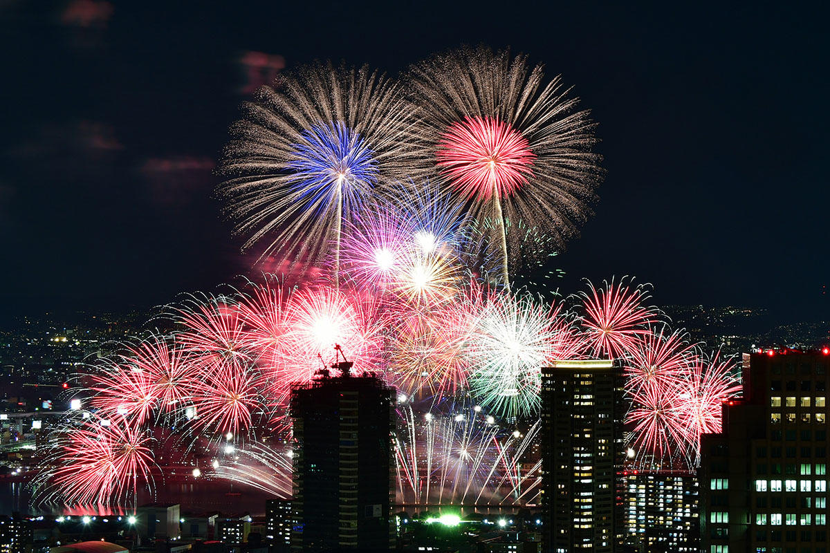 コンラッド大阪、なにわ淀川花火大会を眺める宿泊特別プラン販売中