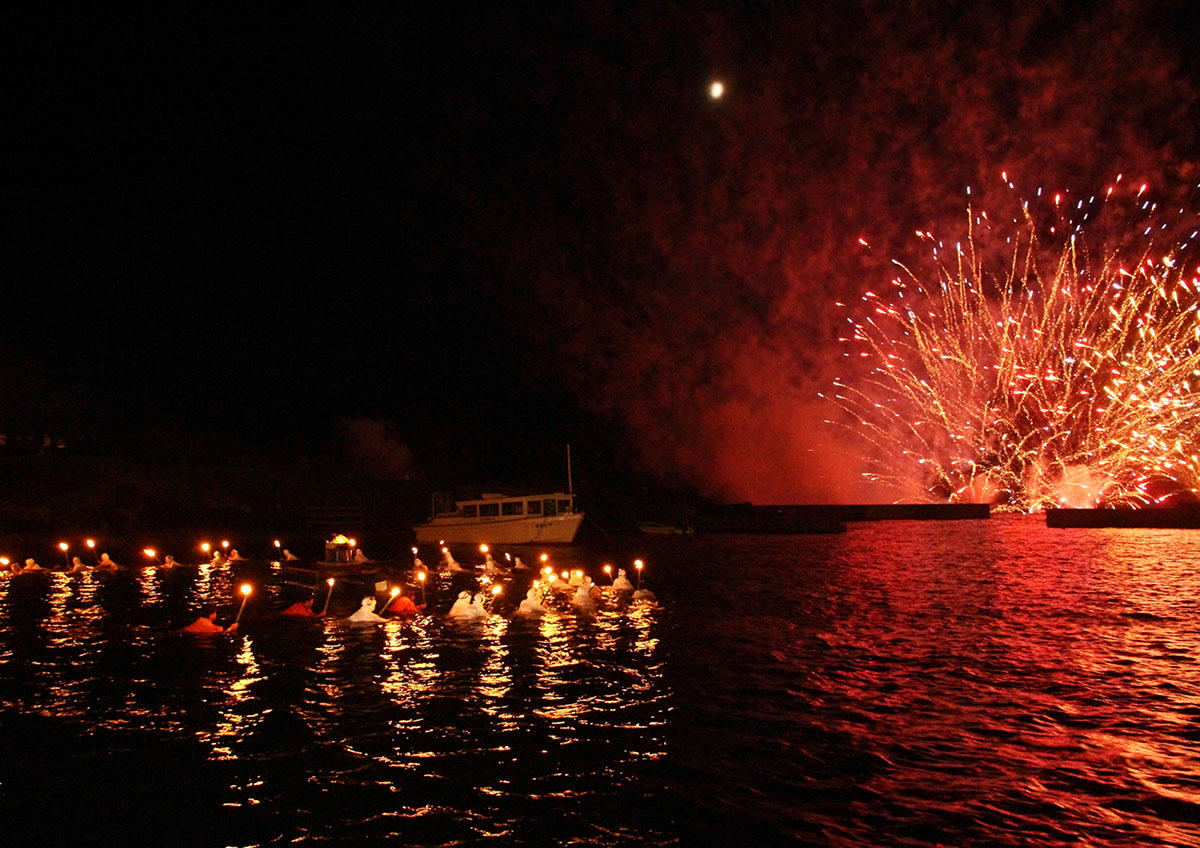第62回南房総白浜海女まつり 海女の大夜泳と花火が彩る夏の夜