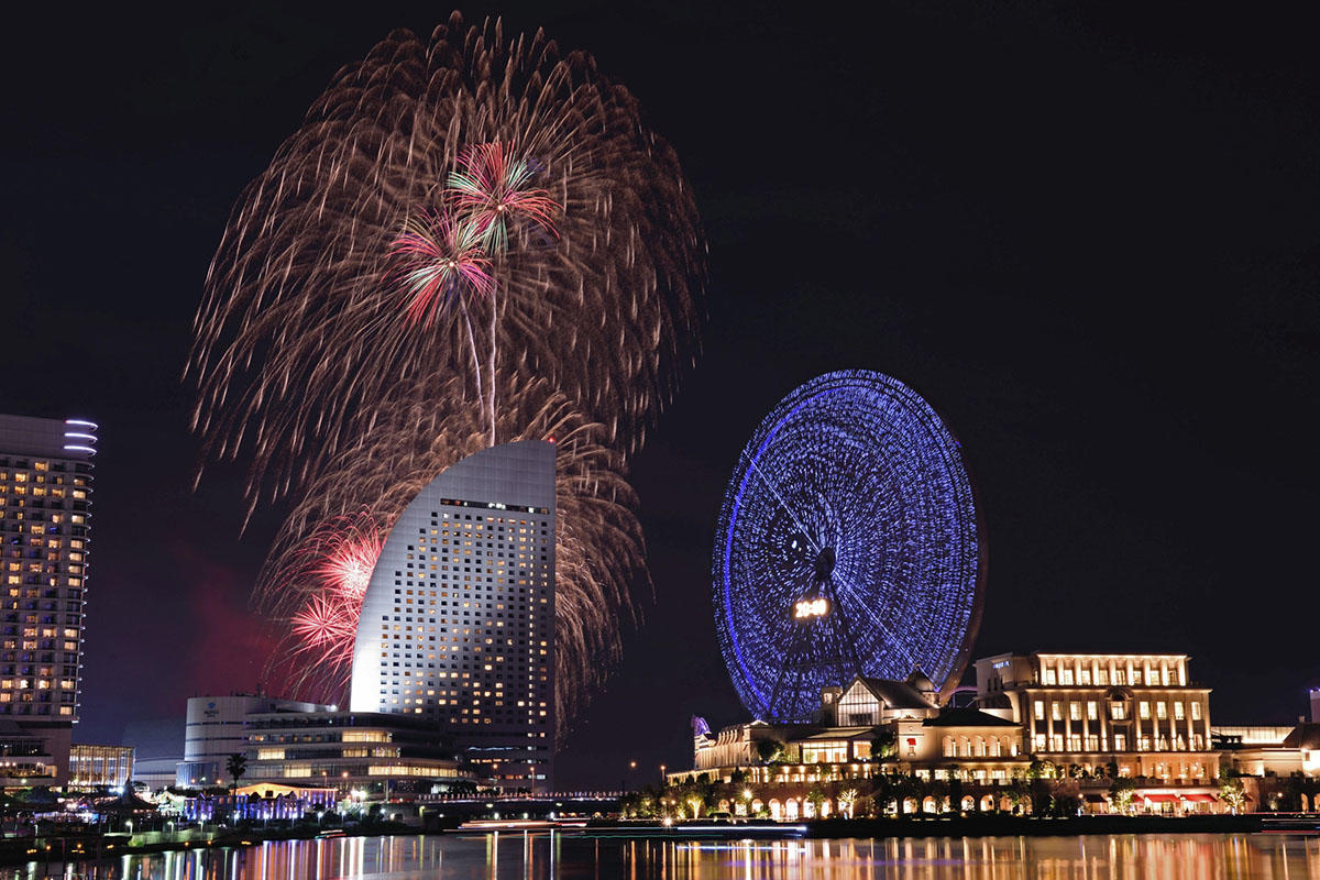 【2026】第45回横浜開港祭の花火「ビームスペクタクル in ハーバー」　明日打ち上げ