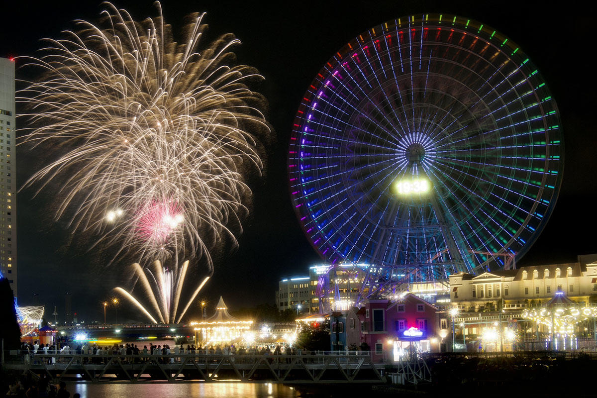 【現地取材】横浜ナイトフラワーズ　コスモクロック21と花火のコラボを撮る