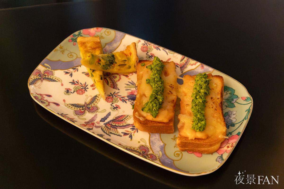 彩野菜のキッシュとスモークサーモンのタルティーヌが並ぶプレート