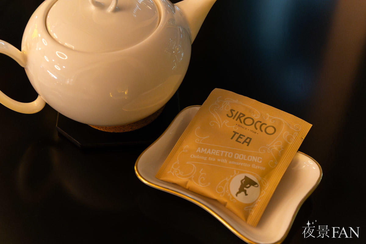 SIROCCOのアマレットウーロン茶のティーバッグと白いティーポット
