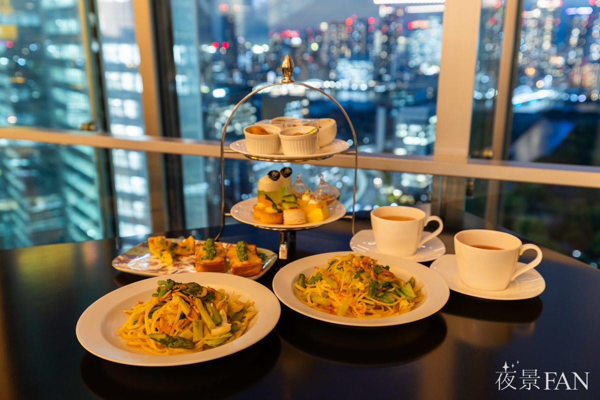 夜景を背景に2段スタンドとパスタが並ぶイブニングハイティーのテーブル全景