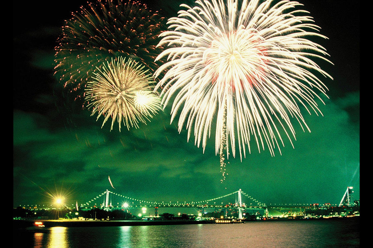 コンラッド東京が「東京湾大華火祭」の鑑賞プランを販売 客室とレストランから11年ぶりの花火を望む