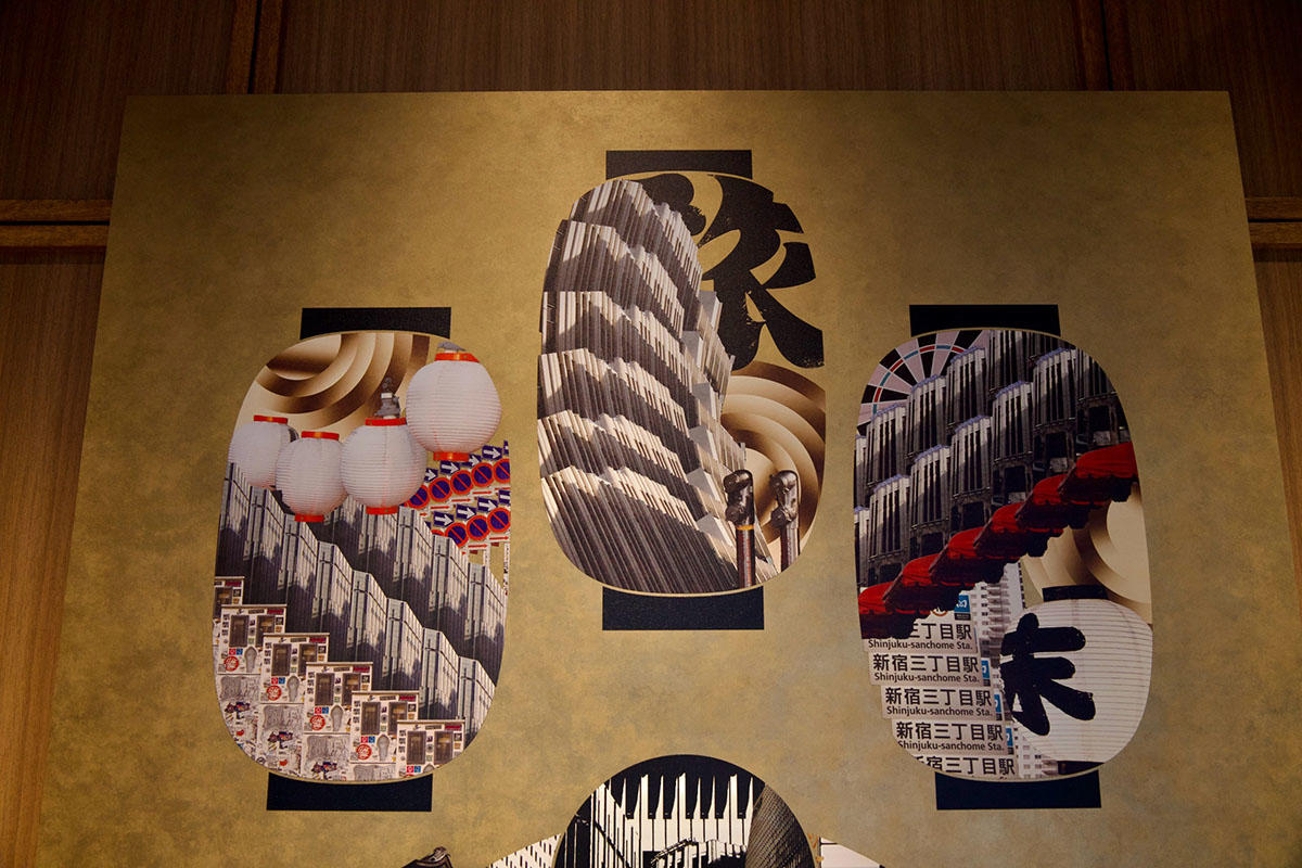 提灯と新宿三丁目駅の看板が貼り込まれたエントランスのアート