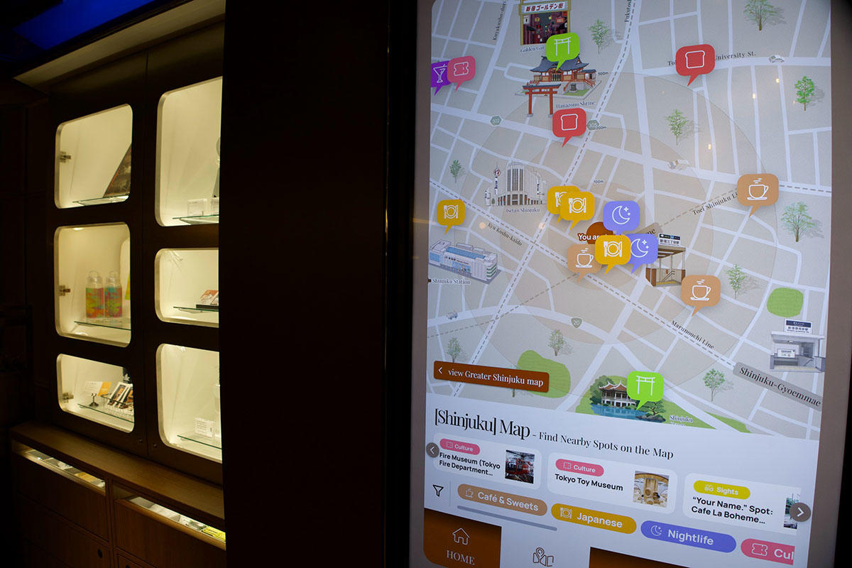 新宿周辺のマップを表示するデジタルサイネージ