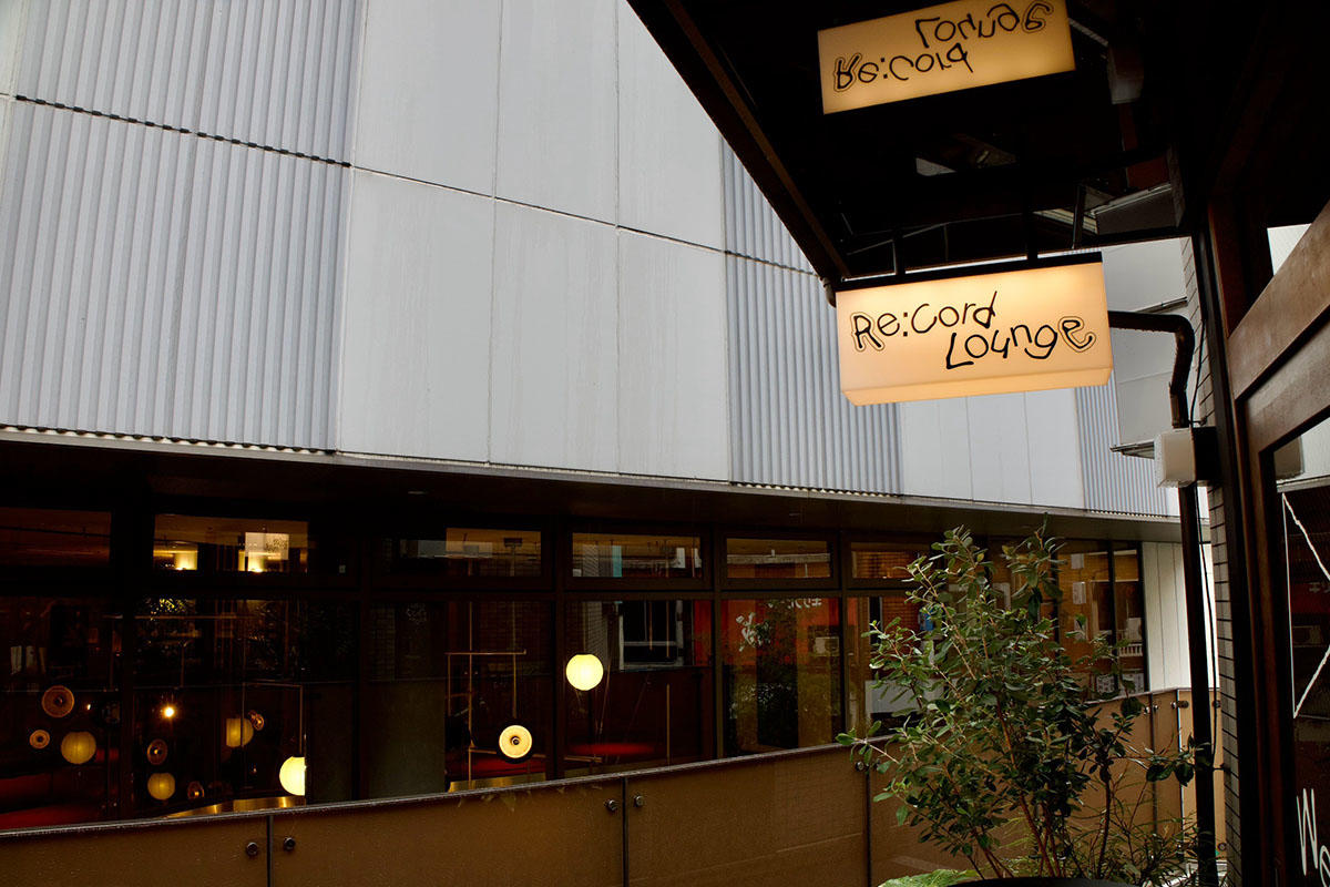 別館2階のRe:cord Loungeの吊り看板