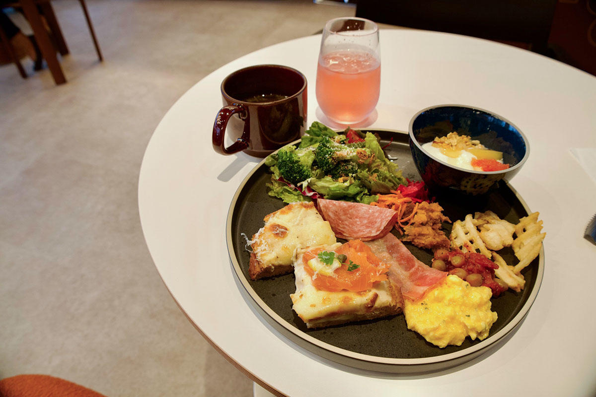 クロックムッシュなどを盛り付けた朝食のプレート