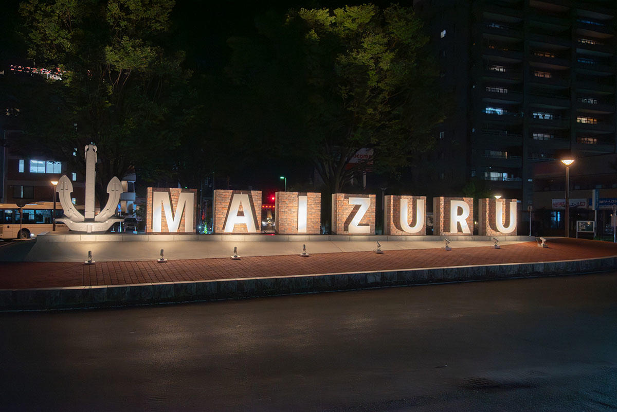 JR東舞鶴駅北口に「MAIZURU」モニュメントが完成。赤れんがと海をテーマに港町の歴史を表現