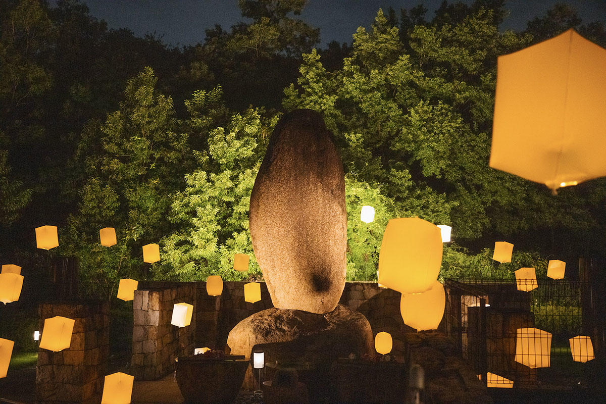 酷暑の夜に灯る祈り　證大寺「宵参り」でスカイランタン体験　埼玉・千葉の2霊園で8月13日開催