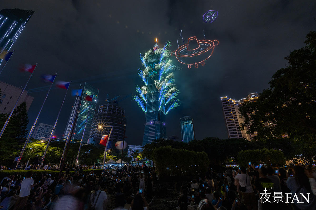 台北101の花火と火鍋を描いたドローンショー