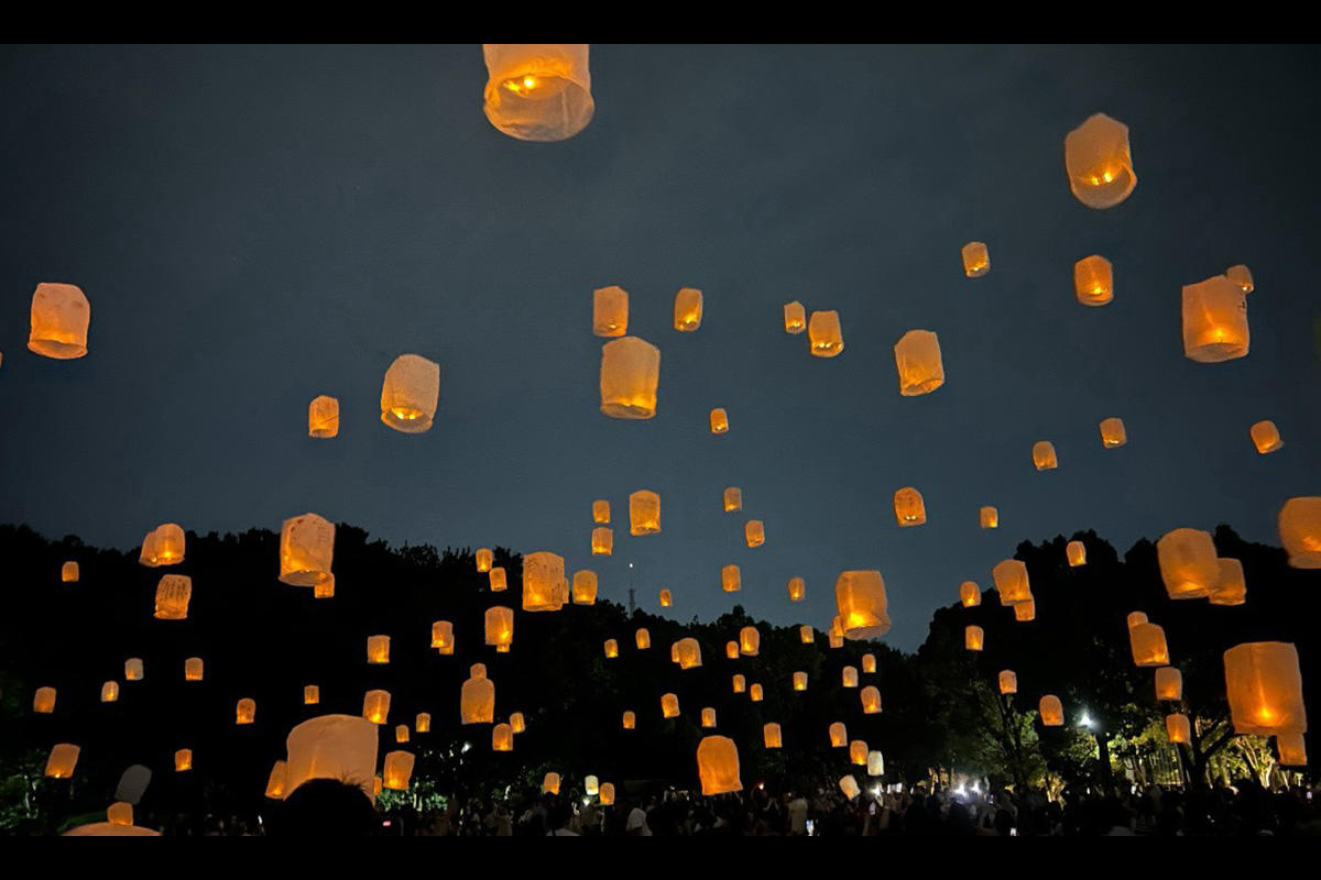 浜松の夜空にランタンが浮かぶ「浜名湖ランタン」「浜松ハロウィンランタン」初開催
