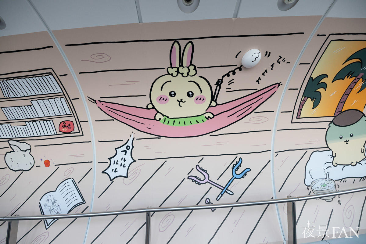 ハンモックでくつろぐうさぎの壁画