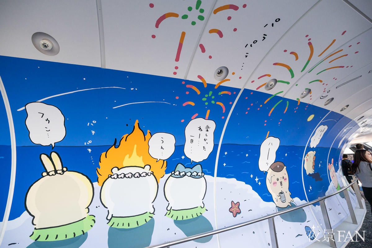 夜の海辺で花火と焚き火を眺めるうさぎ、ちいかわ、ハチワレの壁画
