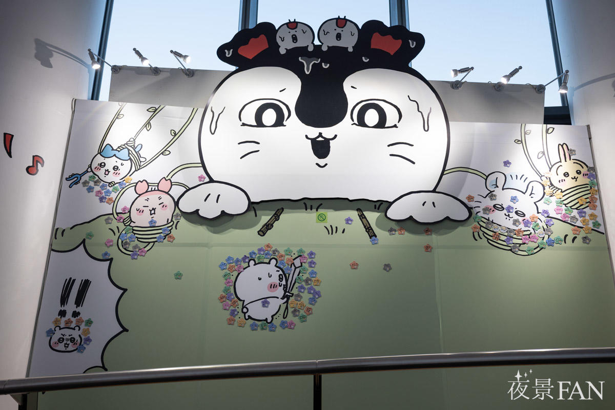巨大なセイレーンが描かれ、星型マグネットが貼られたボード
