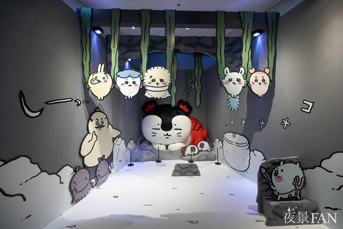 昆布に吊るされたキャラクターたちとセイレーンのフォトスポット