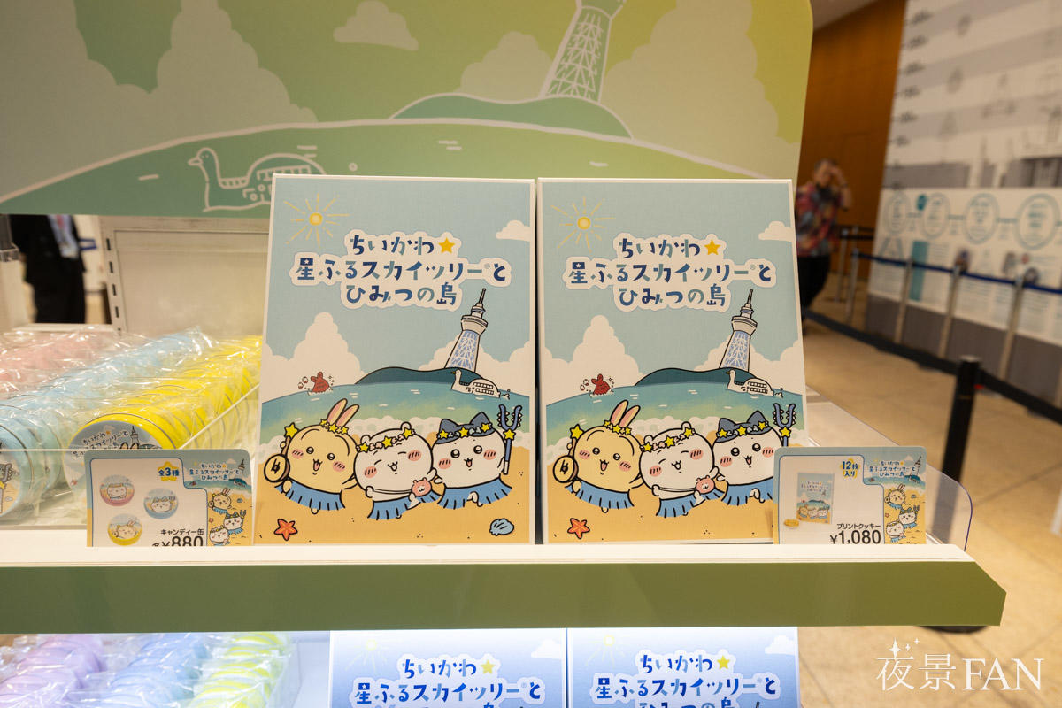 キャンディー缶とプリントクッキーが並ぶ棚