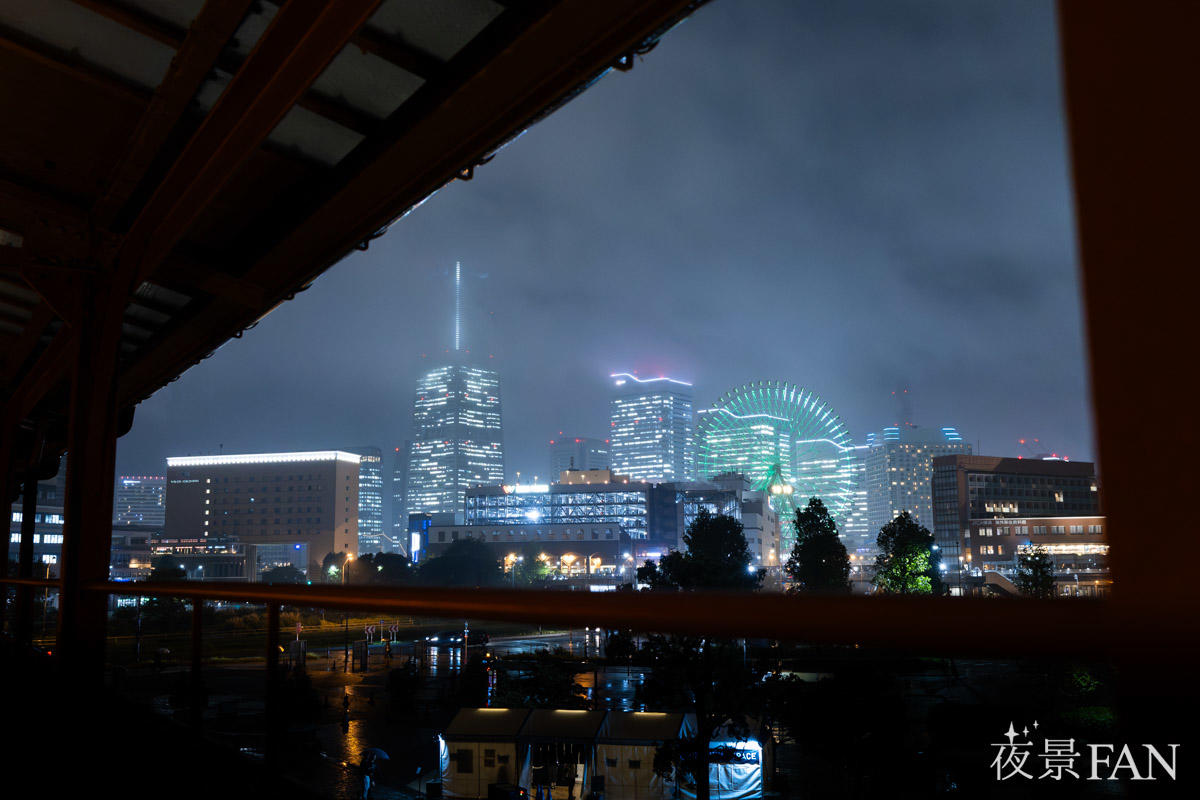 屋根と柱でみなとみらいの夜景を切り取った作例