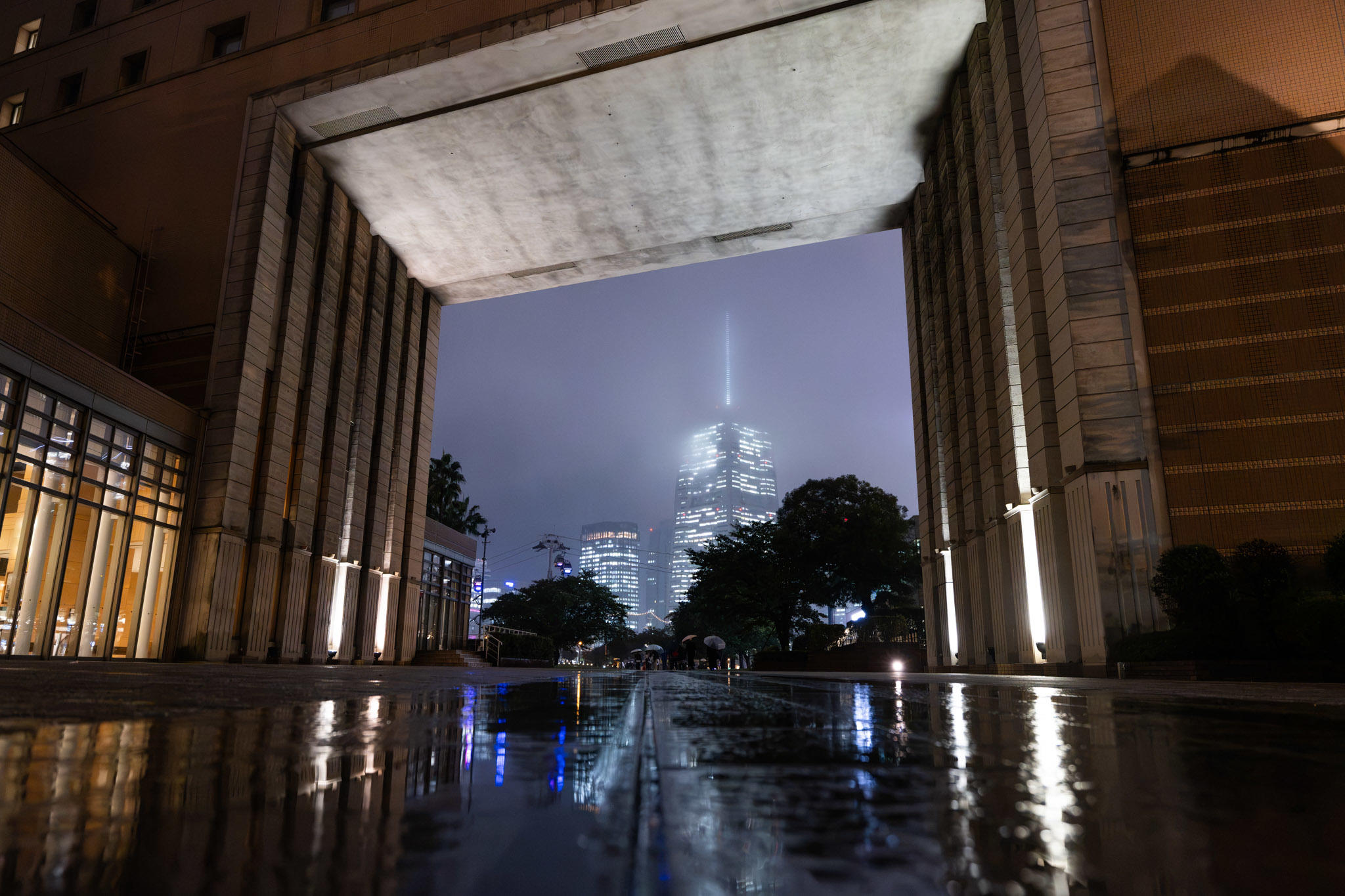 現像前の夜景写真。周囲の建物が明るく写っている