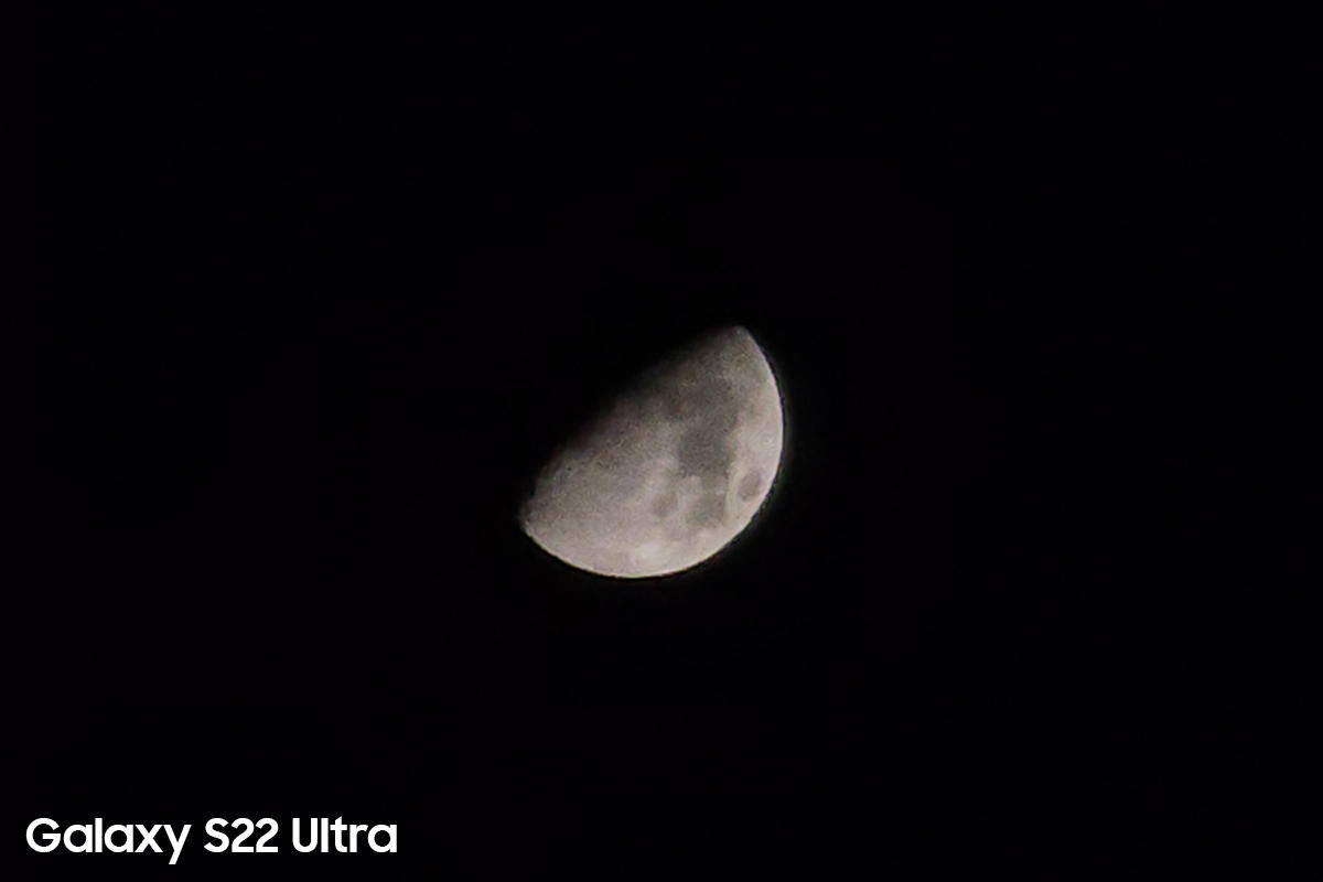 pic_s22ultra-iphone14pro-moon02.jpg