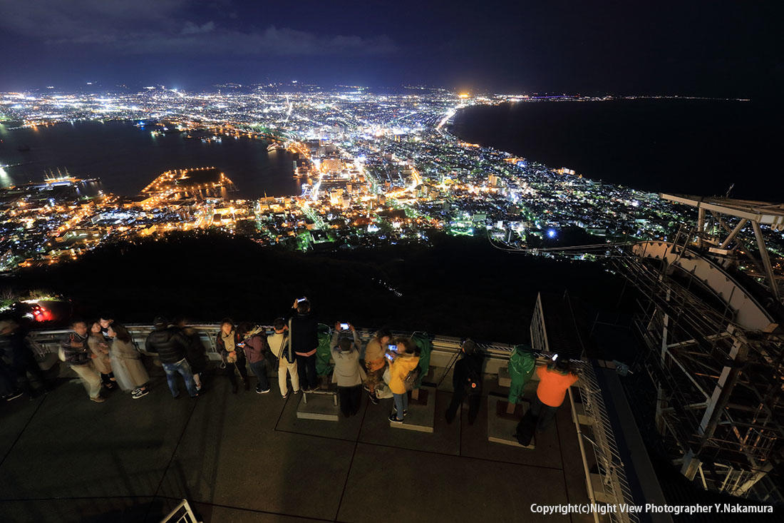 夜景に隠れた文字を探して告白できる！？「函館山展望台」