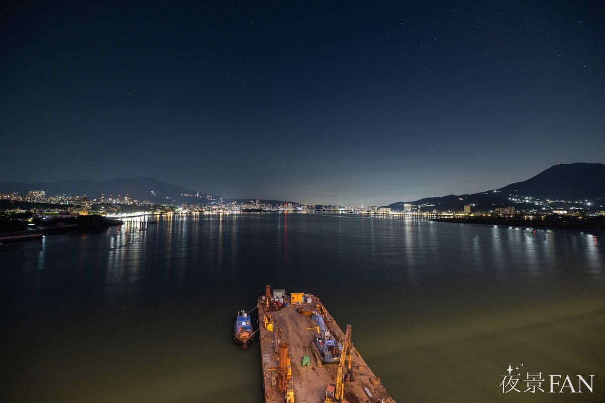 淡江大橋の歩道から望む台北方面の夜景