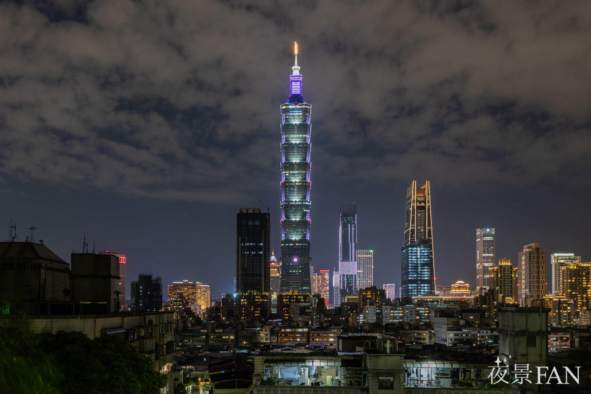惠安公園から望む台北101と信義区の高層ビル群の夜景