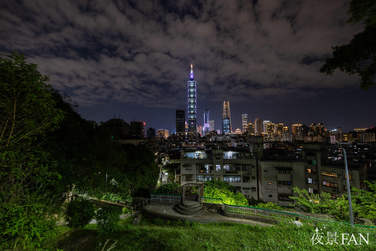 公園の高台から望む台北101と信義区の夜景。周囲の緑に囲まれながら、都心の高層ビル群を一望できる。 公園の高台から望む台北101と信義区の夜景。周囲の緑に囲まれながら、都心の高層ビル群を一望できる。