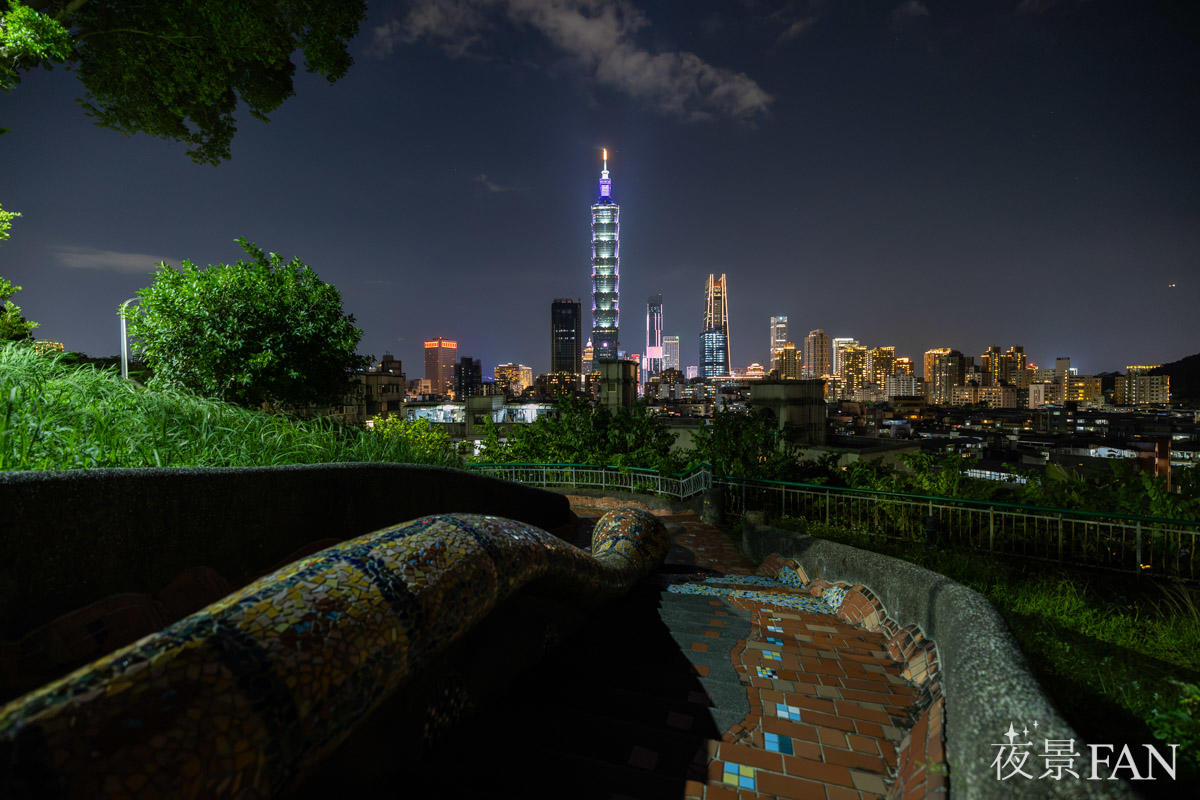 惠安公園の展望台手前の階段から振り返って望む台北101の夜景